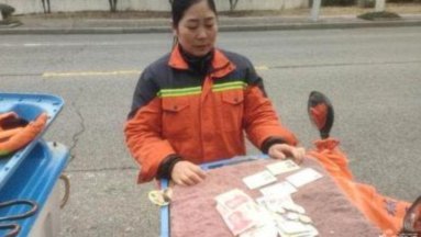 城管翻垃圾寻现金回应风波