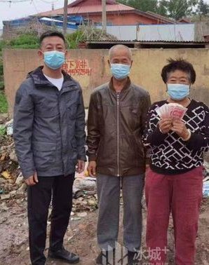 城管局回应翻垃圾找误扔现金